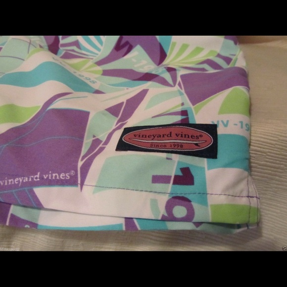 Vineyard Vines Sail Sheets Medium (M) Chappy Swim Trunks - Picture 2 of 3